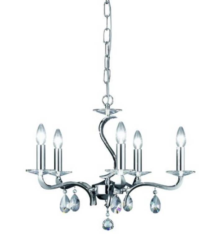 Kronleuchter mit sechs Kerzenlampen, silbernem Gestell und Kristallanhängern. Hängt an einer Kette von der Decke.