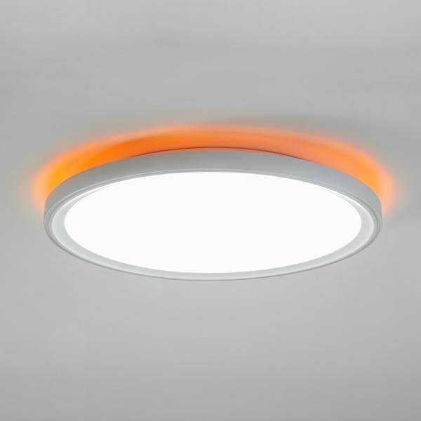 Runde Deckenleuchte mit weißem Licht, umgeben von einem orangefarbenen Lichtkranz; modern und schlichtes Design.