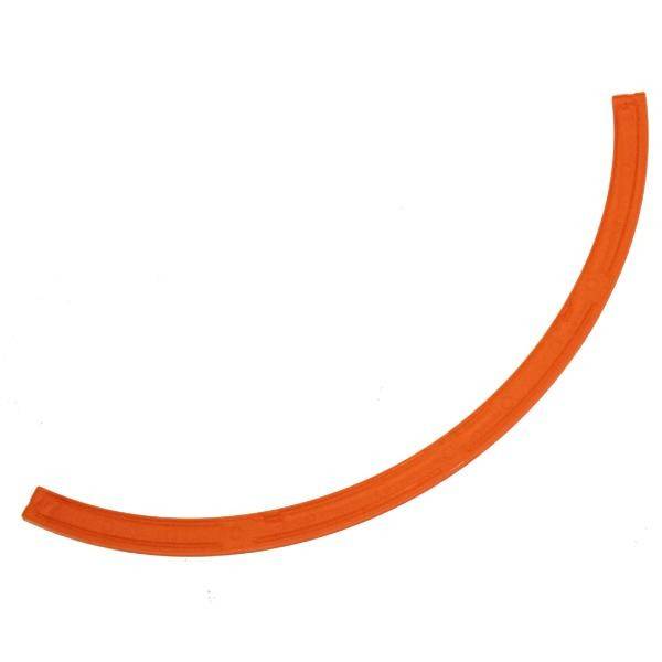 Ein orangefarbener Kunststoffbogen.