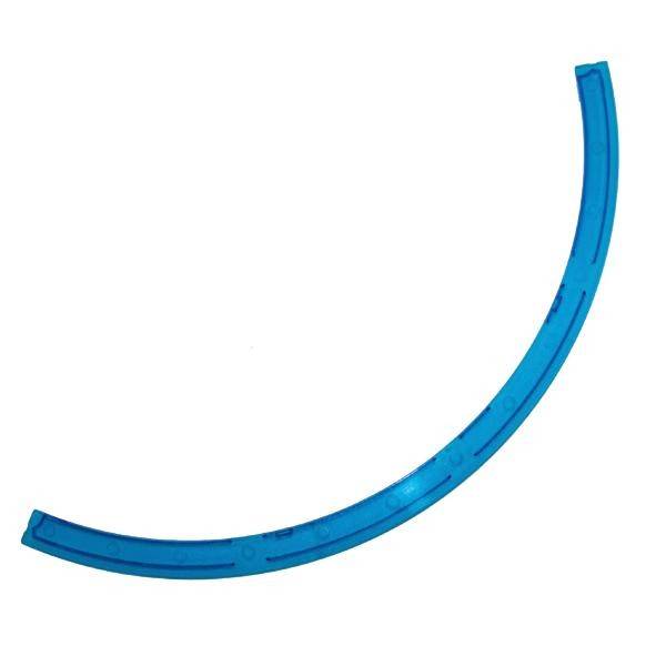 Blauer halbkreisförmiger Kunststoffbogen, glatt, flach und gleichmäßig gebogen, auf weißem Hintergrund.