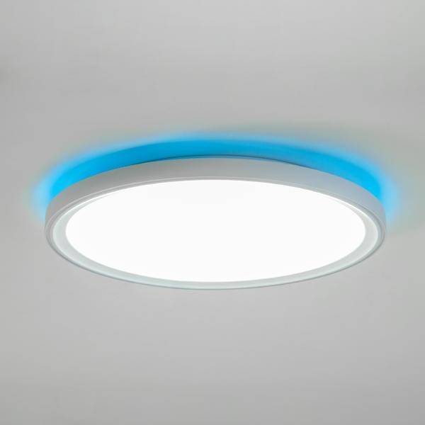 Runde Deckenleuchte mit blauem LED-Licht, das den äußeren Rand umgibt. Die Hauptleuchte strahlt ein weißes Licht aus.