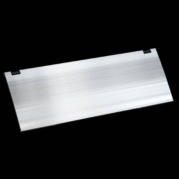 Rechteckige Aluminiumplatte mit gebürsteter Oberfläche vor schwarzem Hintergrund.