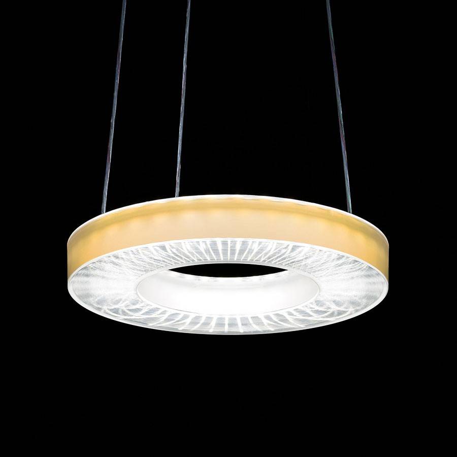 Eine moderne, kreisförmige Hängelampe mit einem leuchtenden inneren Rand und einem goldfarbenen äußeren Ring in dunkler Umgebung.