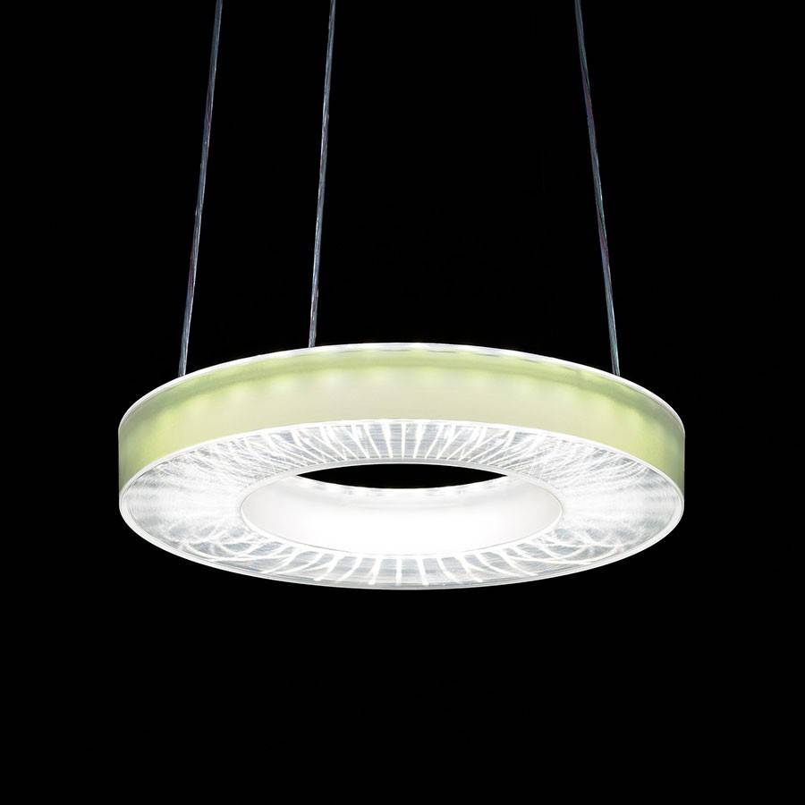 Eine moderne, runde Hängelampe mit hellem Licht, an dünnen Kabeln aufgehängt, vor einem schwarzen Hintergrund.