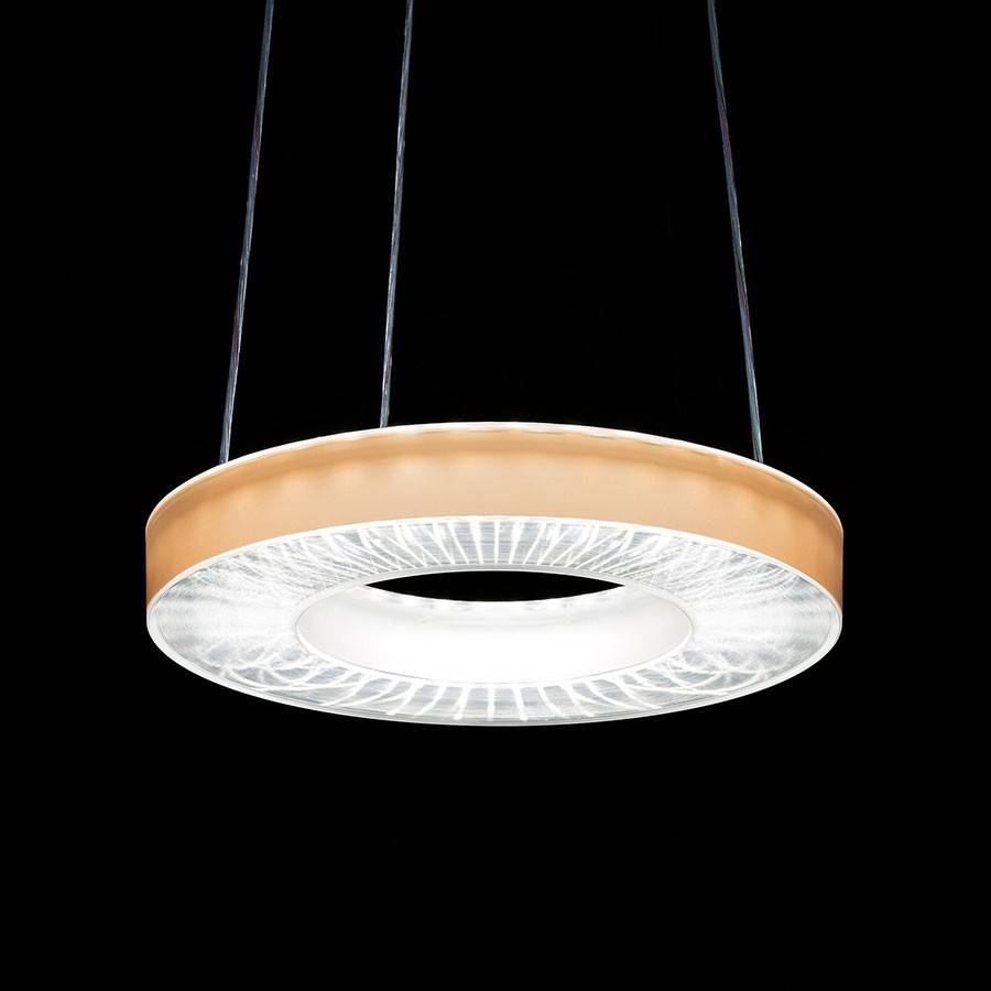 Moderne Ring-Deckenleuchte mit warmem Leuchten, an dünnen Kabeln hängend, vor schwarzem Hintergrund.