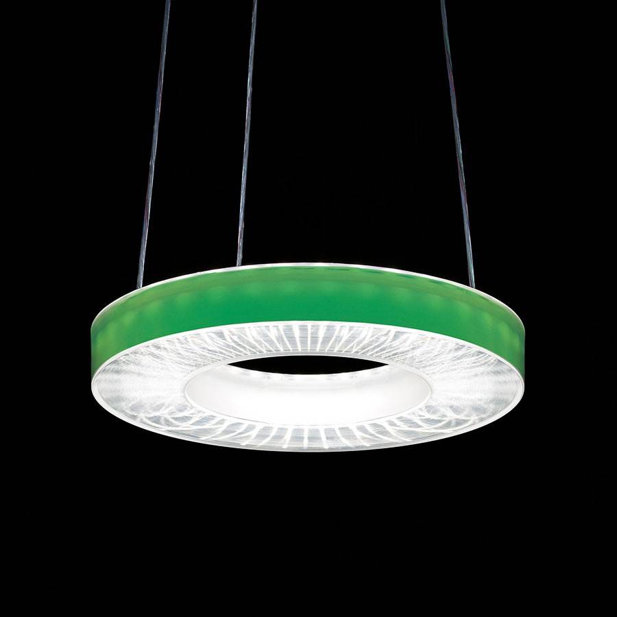Eine moderne Lampe mit grünem Rahmen hängt vor schwarzem Hintergrund; sie leuchtet hell und gleichmäßig.