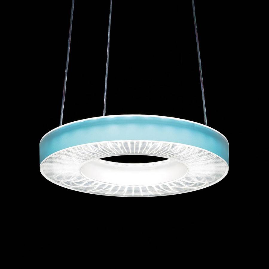 Eine moderne, runde Hängelampe mit blauem Rand und zentralem LED-Element, die von der Decke hängt, in schlichter Umgebung.