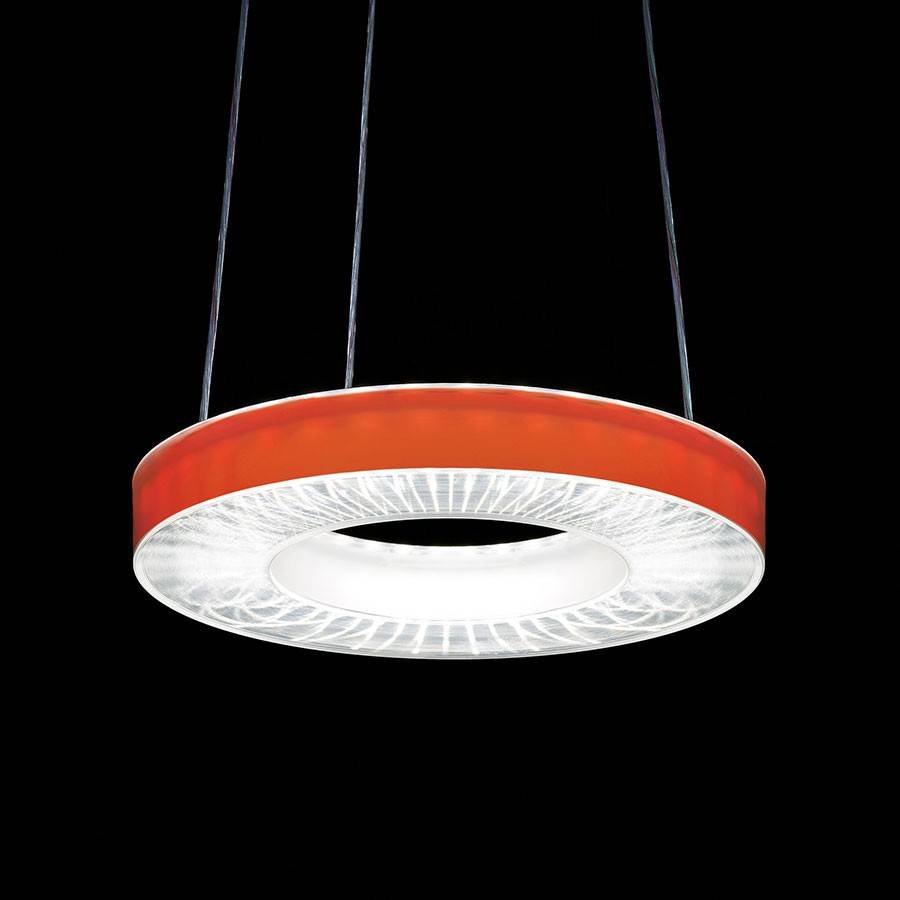 Eine moderne, runde Hängelampe mit rotem Rahmen und hellem LED-Licht hängt an dünnen Drähten vor einem schwarzen Hintergrund.