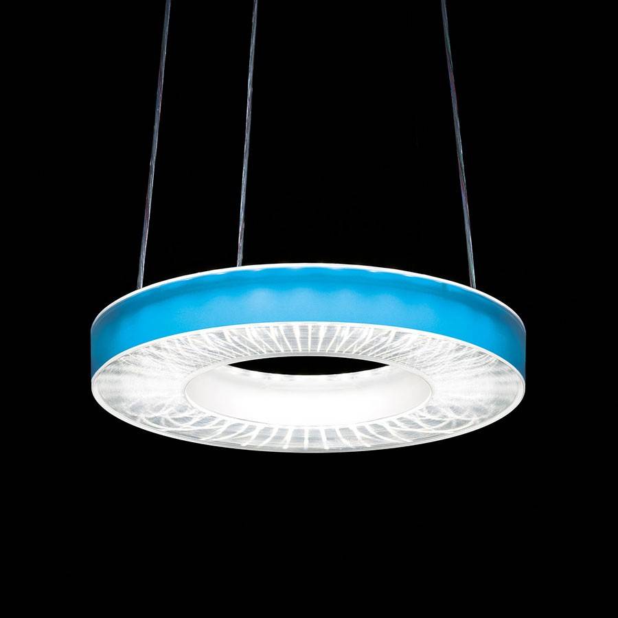 Eine runde, blau-umrandete Hängelampe strahlt helles, weißes Licht aus. Hintergrund ist dunkel, wodurch die Lampe hervorsticht.