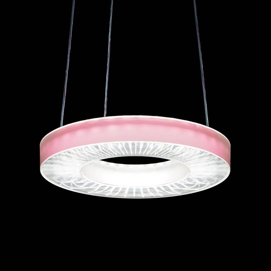 Rosa runde Pendelleuchte mit hellem, gleichmäßigem Leuchten, hängt an feinen Kabeln in dunklem Raum.