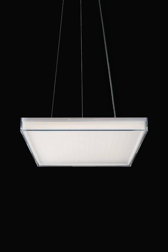 Eine hängende rechteckige Deckenleuchte mit schlichtem, modernem Design. Der Hintergrund ist schwarz.