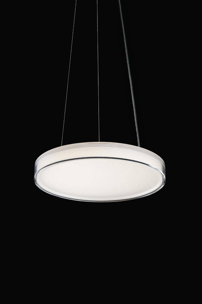 Ein einzelnes, modernes, rundes Hängeleuchtendesign vor einem schwarzen Hintergrund. Minimalistisches und elegantes Erscheinungsbild.