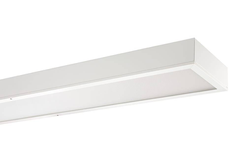 Ein rechteckiges, weißes Deckenleuchtenpanel mit schlichtem Design, hängt horizontal im Raum und sorgt für gleichmäßige Beleuchtung.