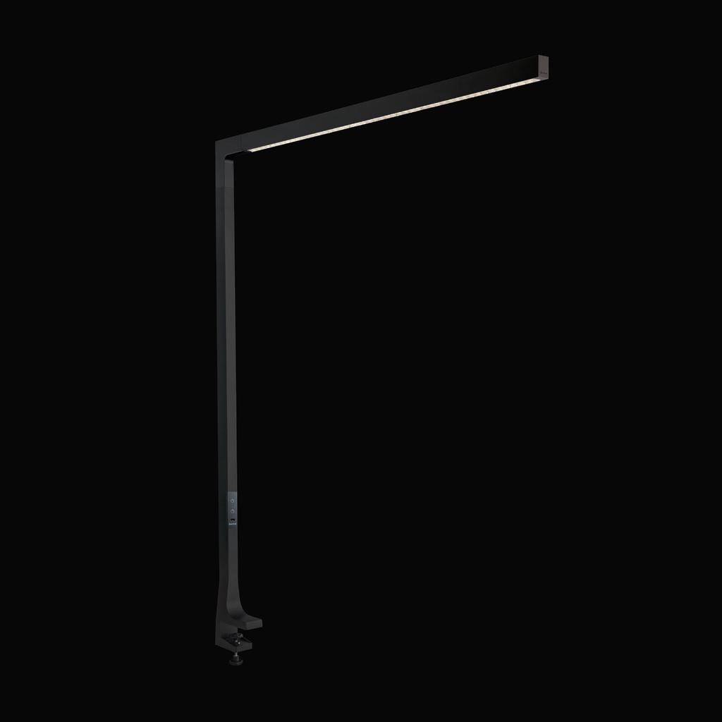 Eine moderne, schwarze Tischlampe mit schmalem Design, leuchtet von oben herab. Ideal für minimalistische Arbeitsbereiche.