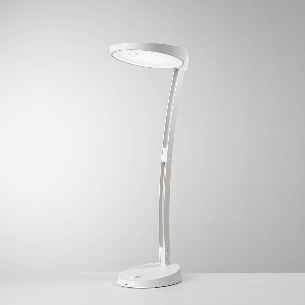 Weiße, moderne Stehlampe mit geschwungenem, schlankem Design, auf hellem Hintergrund.