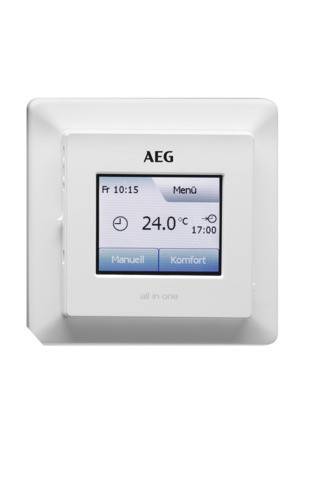 AEG-Thermostat an der Wand zeigt 24,0°C an. Display-Menü unten: 'Manuell' und 'Komfort'.