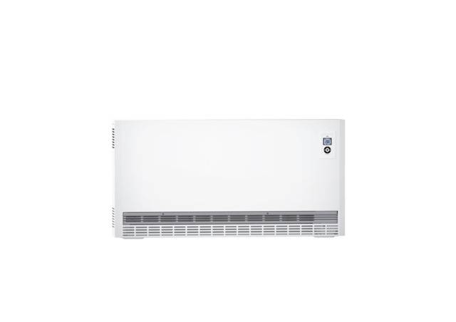 Weiße elektrische Heizung vor weißem Hintergrund. Das Gerät verfügt über Belüftungsschlitze unten und ein Display oben rechts.