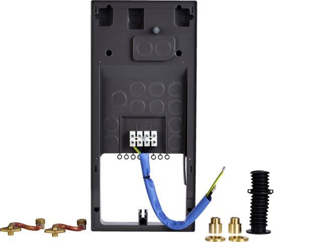 Ein elektrisches Anschlussfeld mit sichtbaren Kabelverbindungen und verschiedenen Steckverbindern. Zubehörteile sind daneben angeordnet.