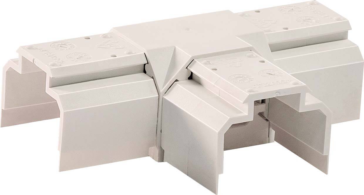 Ein weißer, eckiger Kabelkanal-Verbinder mit fünf Anschlussmöglichkeiten für effiziente Kabelverlegung an Wänden und Decken.