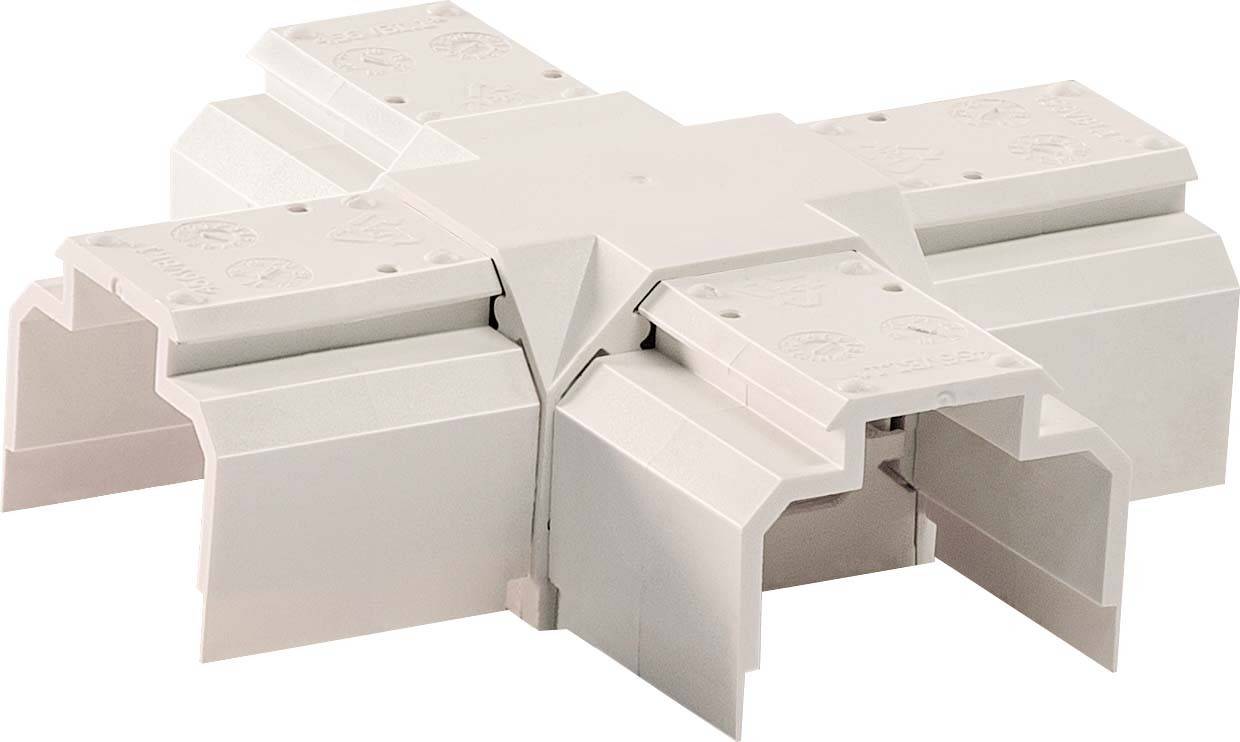Ein weißer, kreuzförmiger Kunststoffverbinder mit vier Armen, verwendet für den Anschluss von elektrischen Leitungen oder Kabelkanälen.