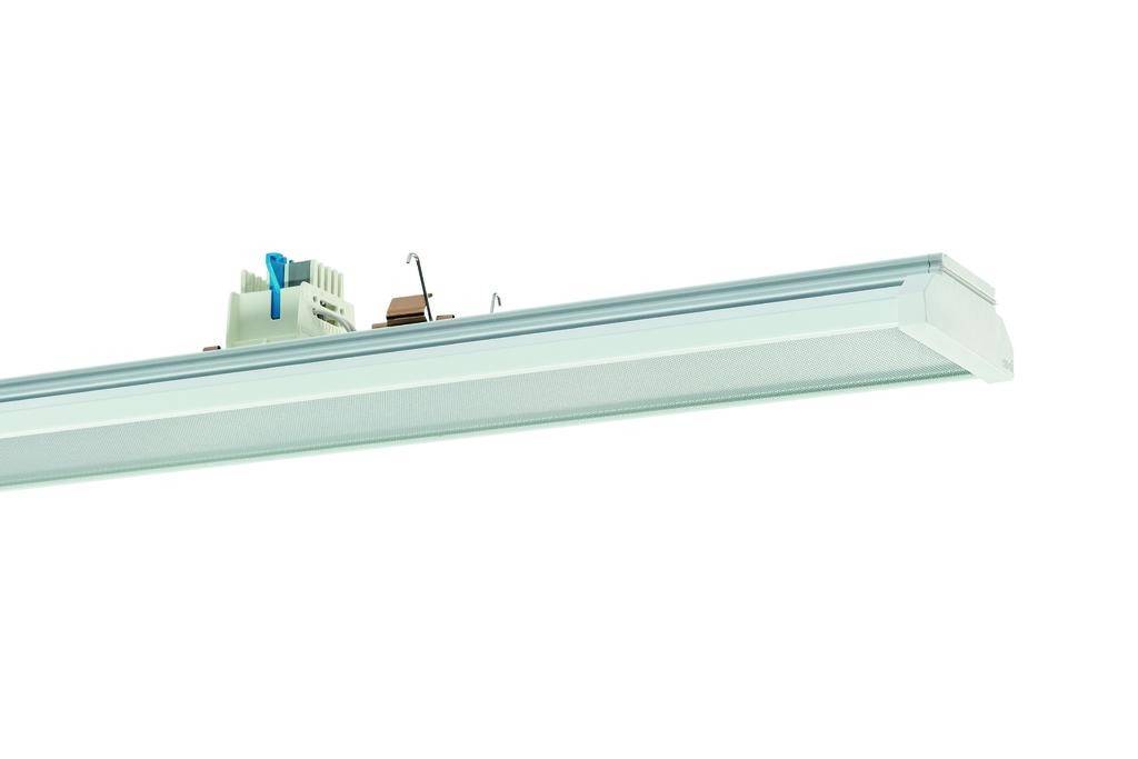 Einzelne lineare Deckenleuchte mit silbernem Rahmen und freiliegenden Kabeln, die zur Installation bereit ist.