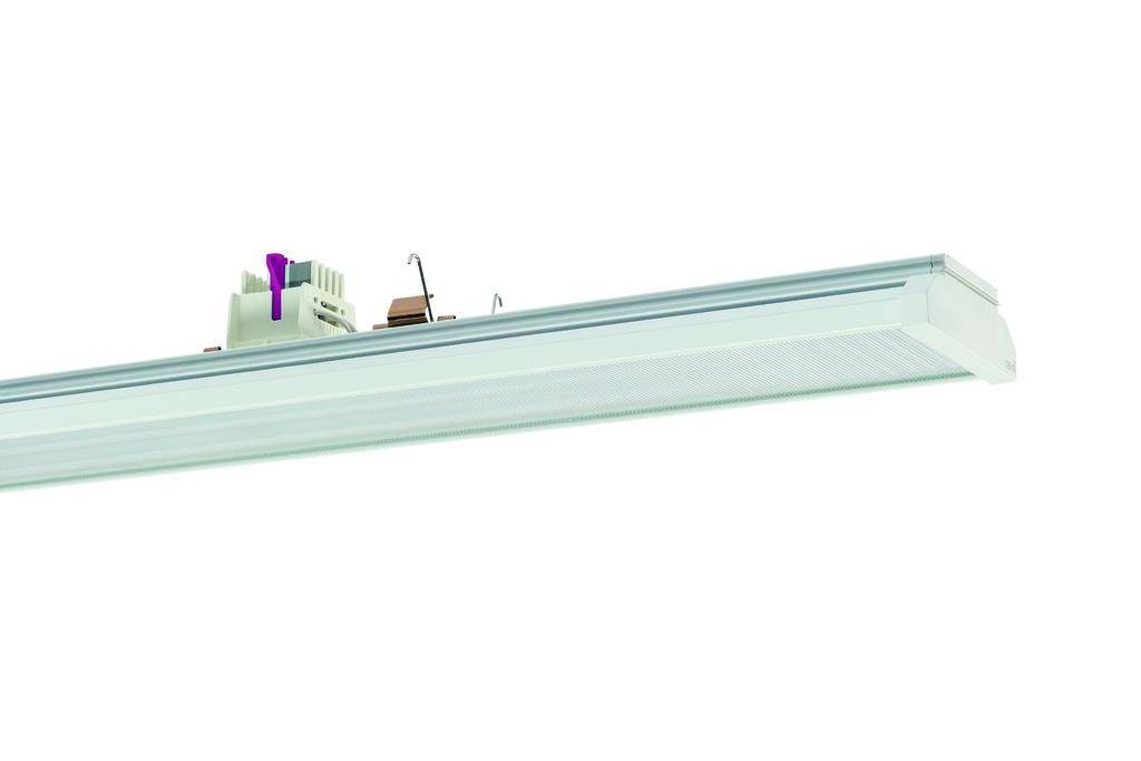 Langes, rechteckiges LED-Lichtpanel mit metallischem Gehäuse und Befestigungselementen, geeignet für Deckenmontage in Innenräumen.