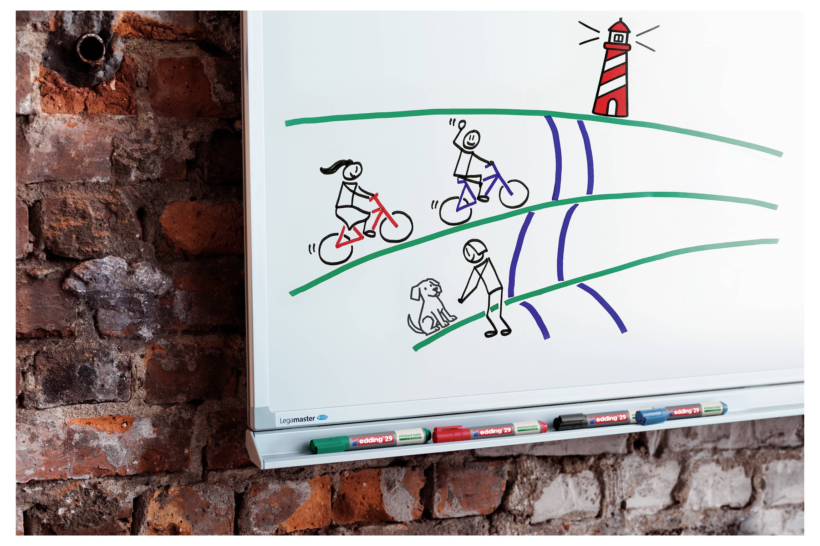 Illustriertes Whiteboard-Diagramm mit drei Radfahrern und einer Person mit einem Hund auf gewundenen Wegen, die auf einen roten Leuchtturm führen, was Routenplanung oder Wegbeschreibung andeutet.