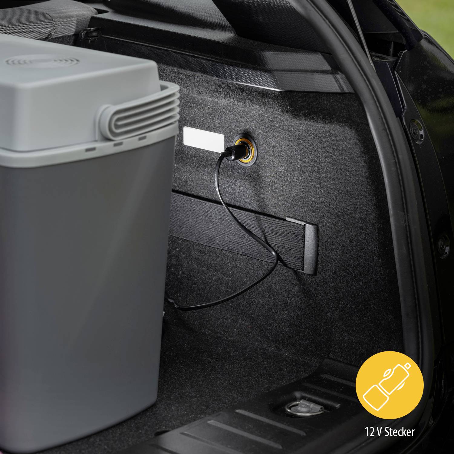 Kühlbox im Kofferraum eines Autos, angeschlossen an eine 12V-Steckdose.