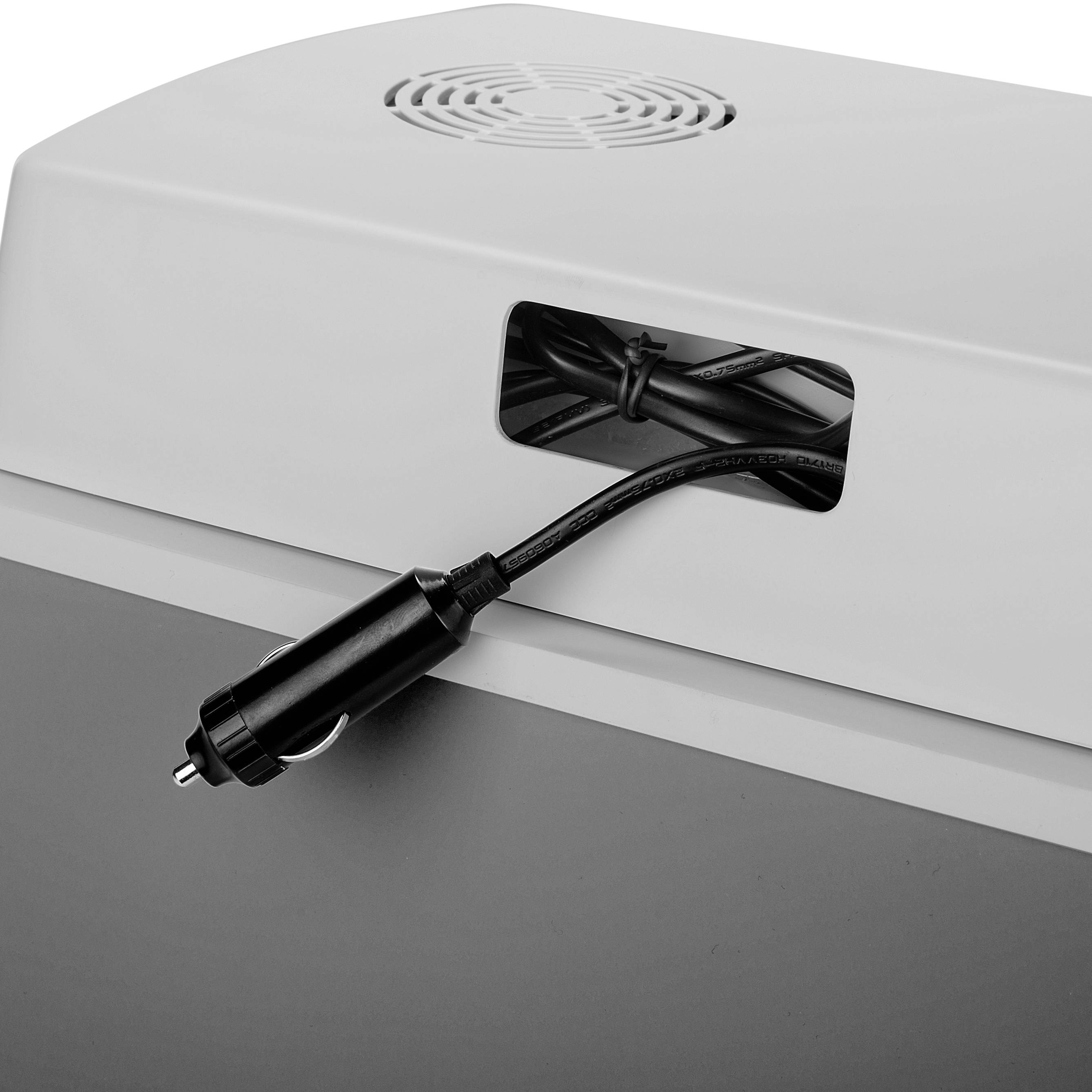 Ein Kabel mit einem Autoadapteranschluss ragt aus einem rechteckigen Gerät. Oben sind Lüftungsschlitze sichtbar.