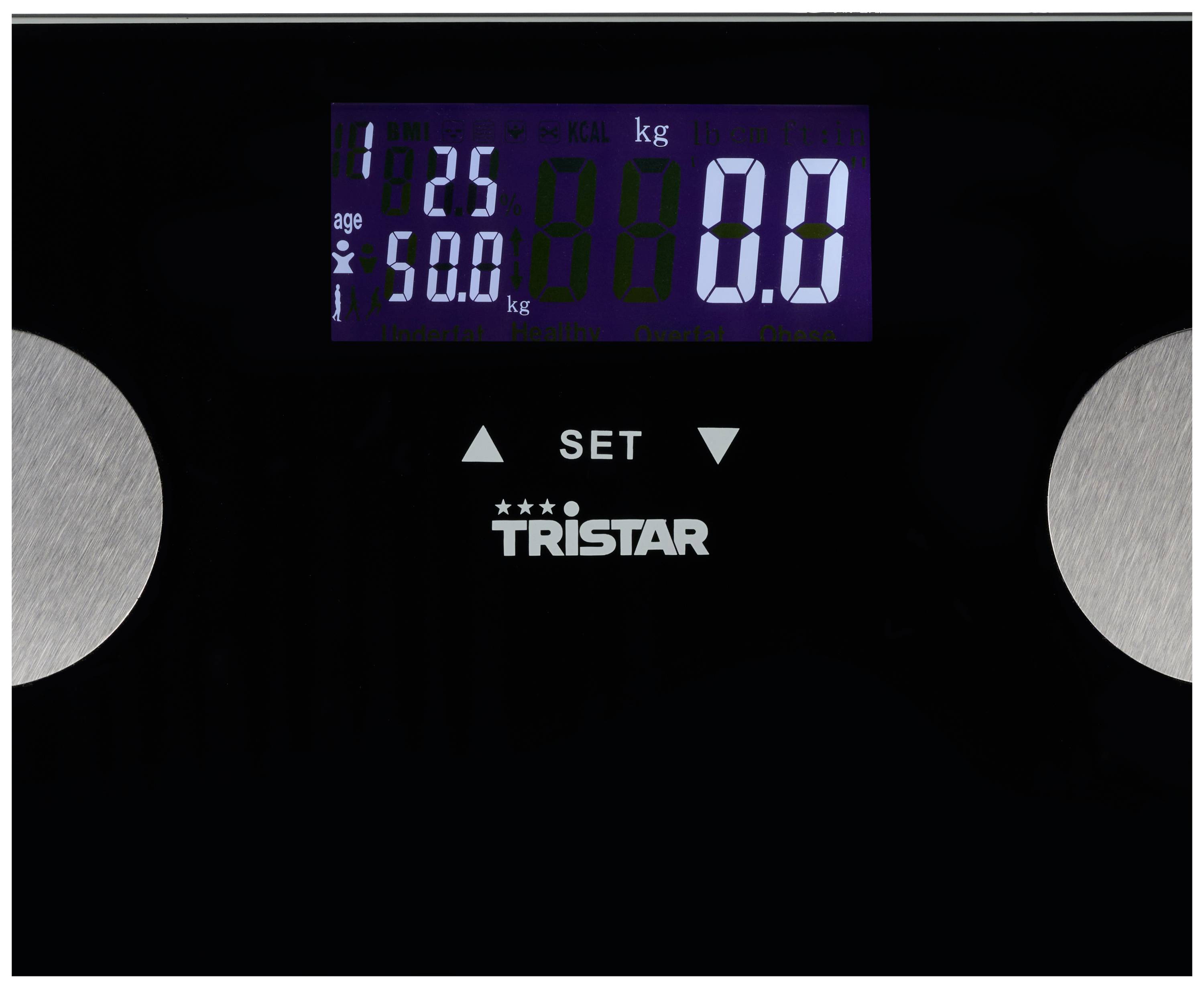 Digitale Personenwaage mit Display, zeigt Gewicht in Kilogramm, Alter, Größe und Kalorienverbrauch an. Marke 'Tristar', Tasten für Einstellungen.