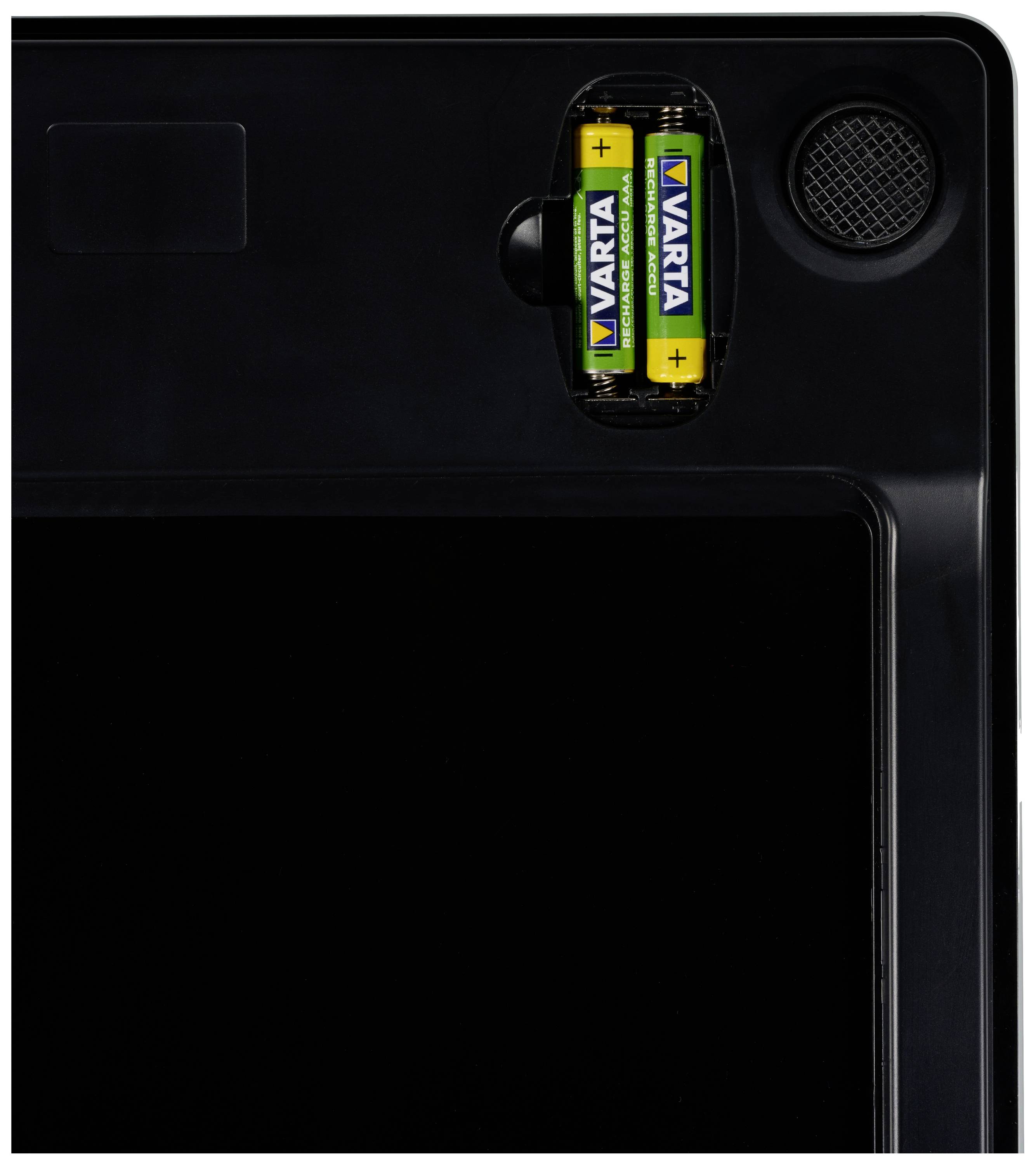 Zwei Varta-Batterien in einem schwarzen Batteriefach eines elektronischen Geräts sichtbar.