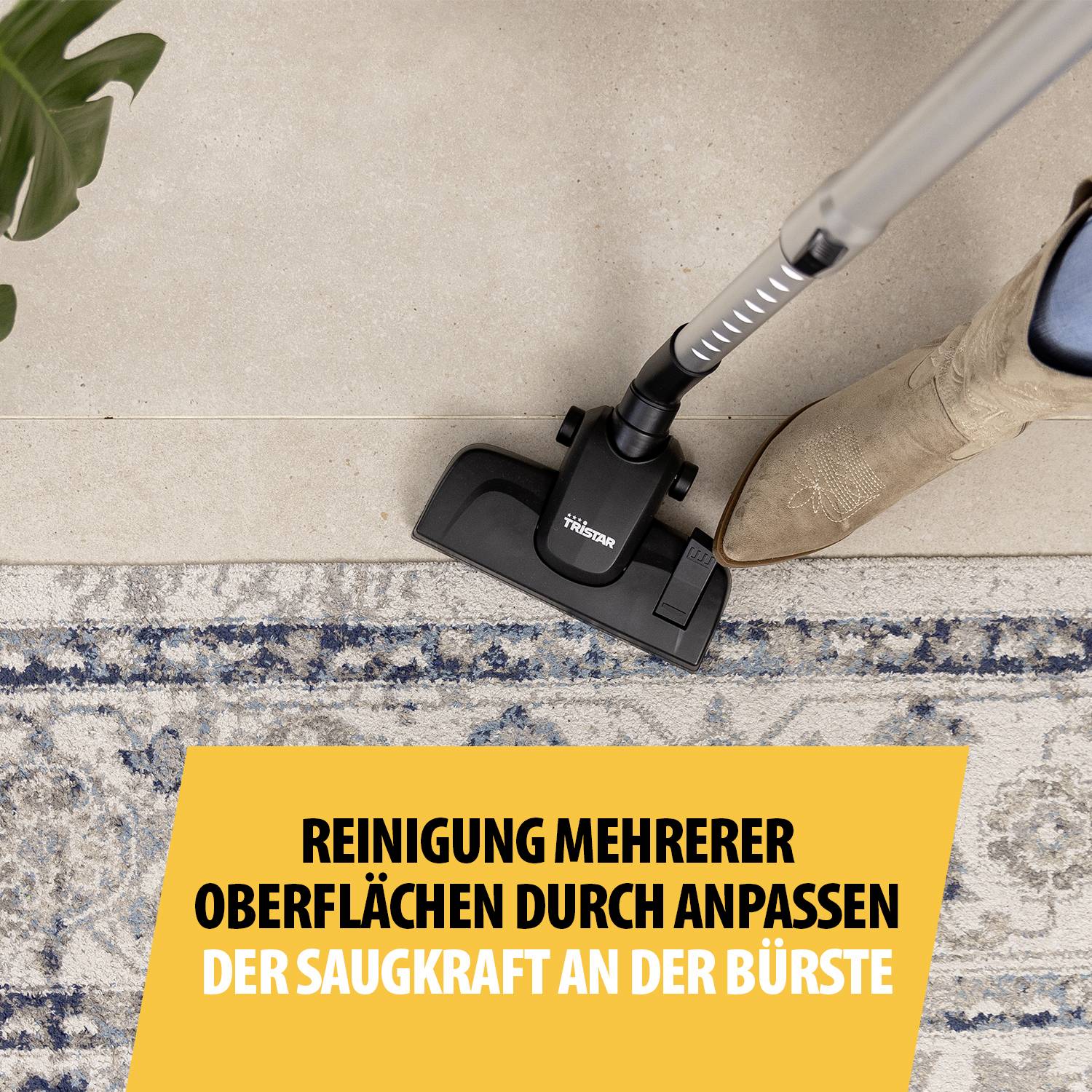 Staubsaugerbürste reinigt hellen Teppich neben braunem Stiefel. Text beschreibt Anpassung der Saugleistung für verschiedene Oberflächen.