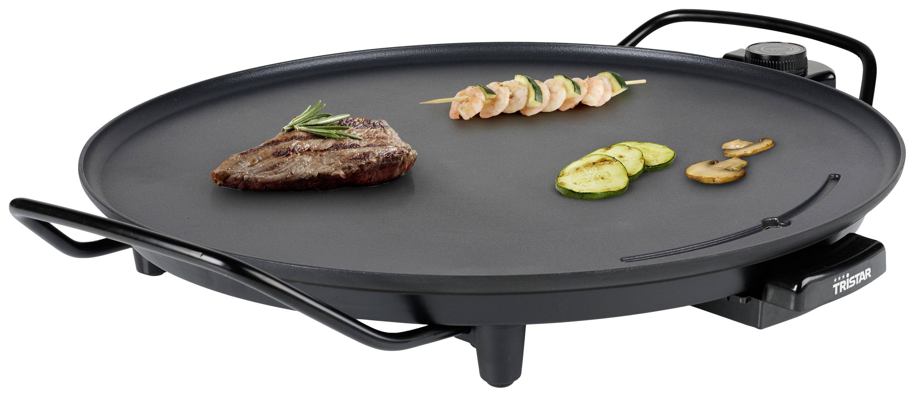 Elektrische Grillplatte mit gegrilltem Steak, Gemüsespießen und Pilzen, ideal zum gleichzeitigen Zubereiten verschiedener Speisen.
