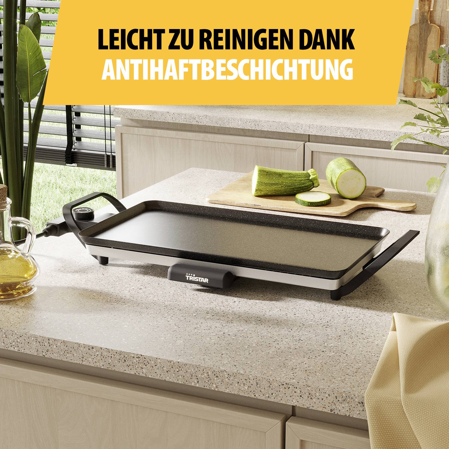 Eine Grillplatte in einer Küche auf einer Arbeitsplatte. Oben steht: 'Leicht zu reinigen dank Antihaftbeschichtung'.