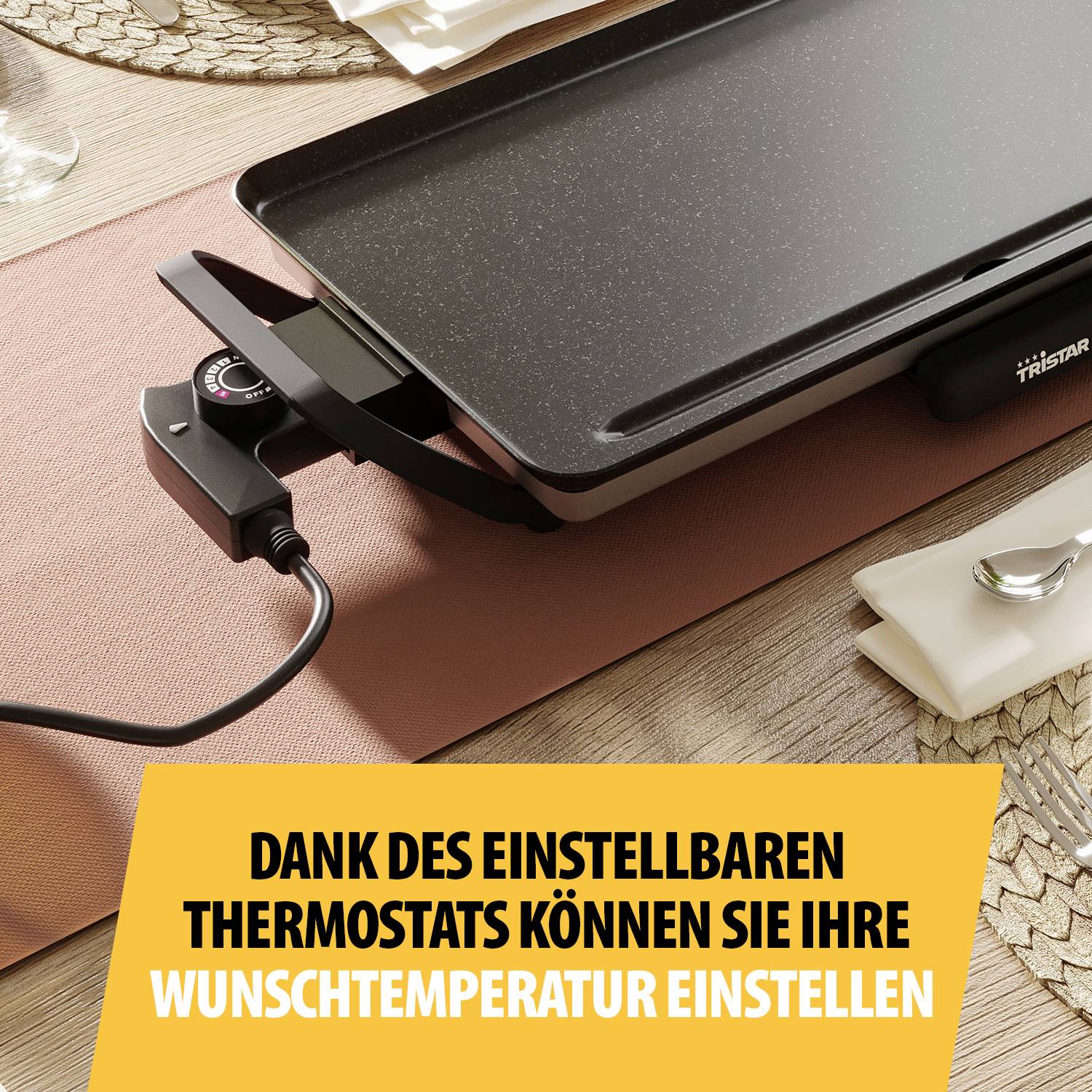 Ein Tischgrill mit einstellbarem Thermostat auf einem Tischläufer. Der Text lautet: 'Dank des einstellbaren Thermostats können Sie Ihre Wunschtemperatur einstellen'.