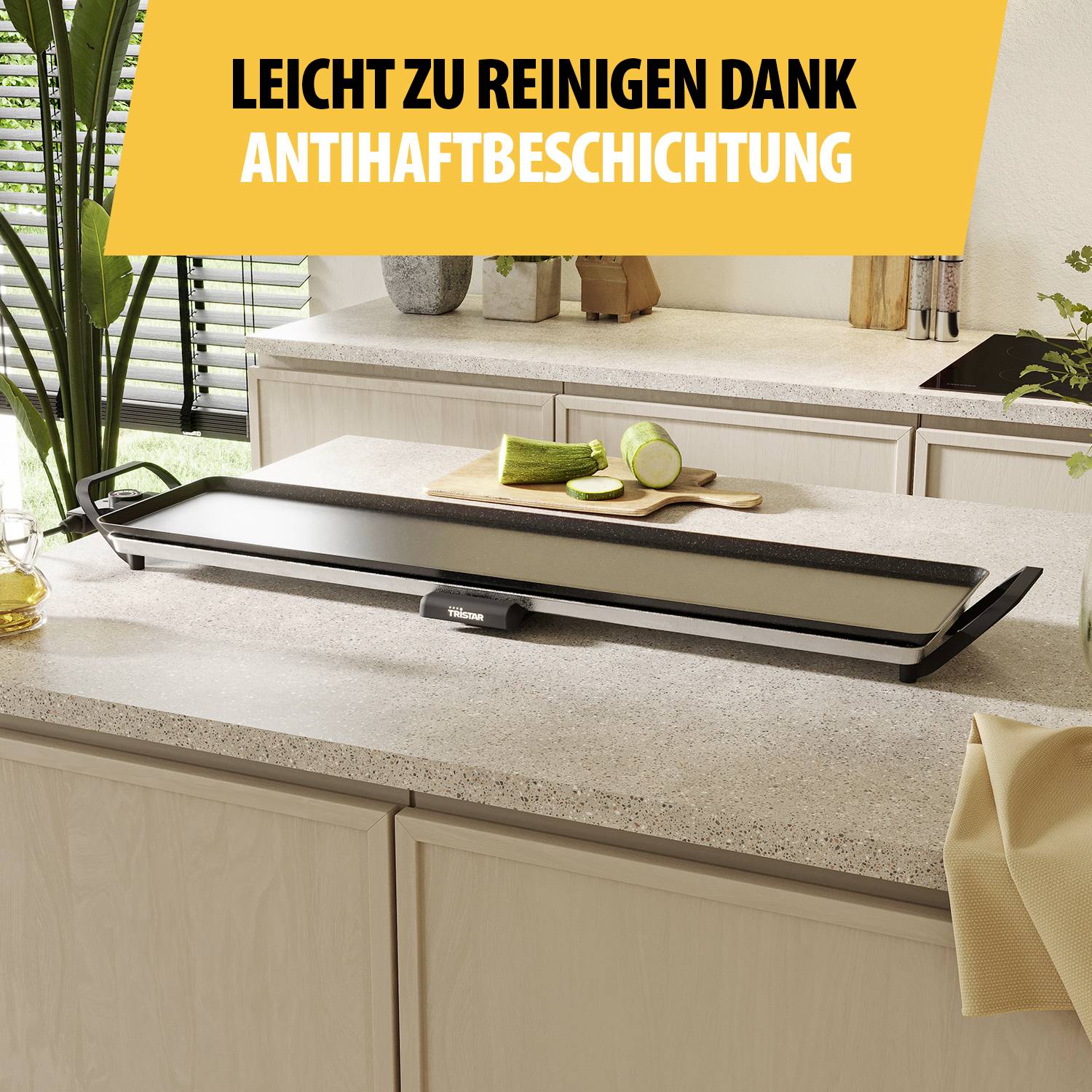 Grillplatte auf Küchenarbeitsplatte mit Holzbrett und geschnittenen Limetten. Text oben: 'Leicht zu reinigen dank Antihaftbeschichtung'.