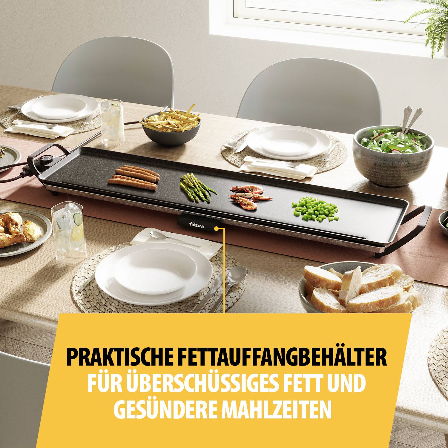 Ein Esstisch mit elektrischem Grill in der Mitte. Gemüse und Würstchen liegen auf dem Grill. Text: 'Praktischer Fettauffangbehälter'.