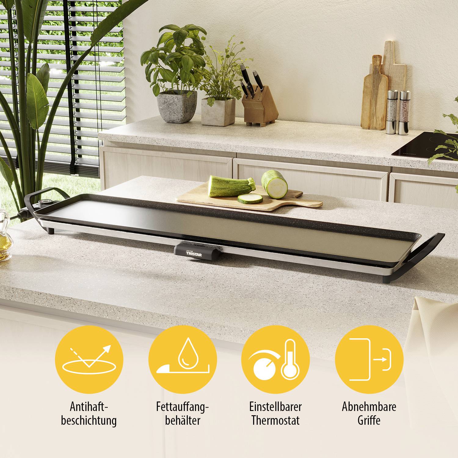 Elektrische Grillplatte auf Küchentheke mit Zutaten. Symbole zeigen Eigenschaften: Antihaftbeschichtung, Fettauffangbehälter, einstellbarer Thermostat, abnehmbare Griffe.