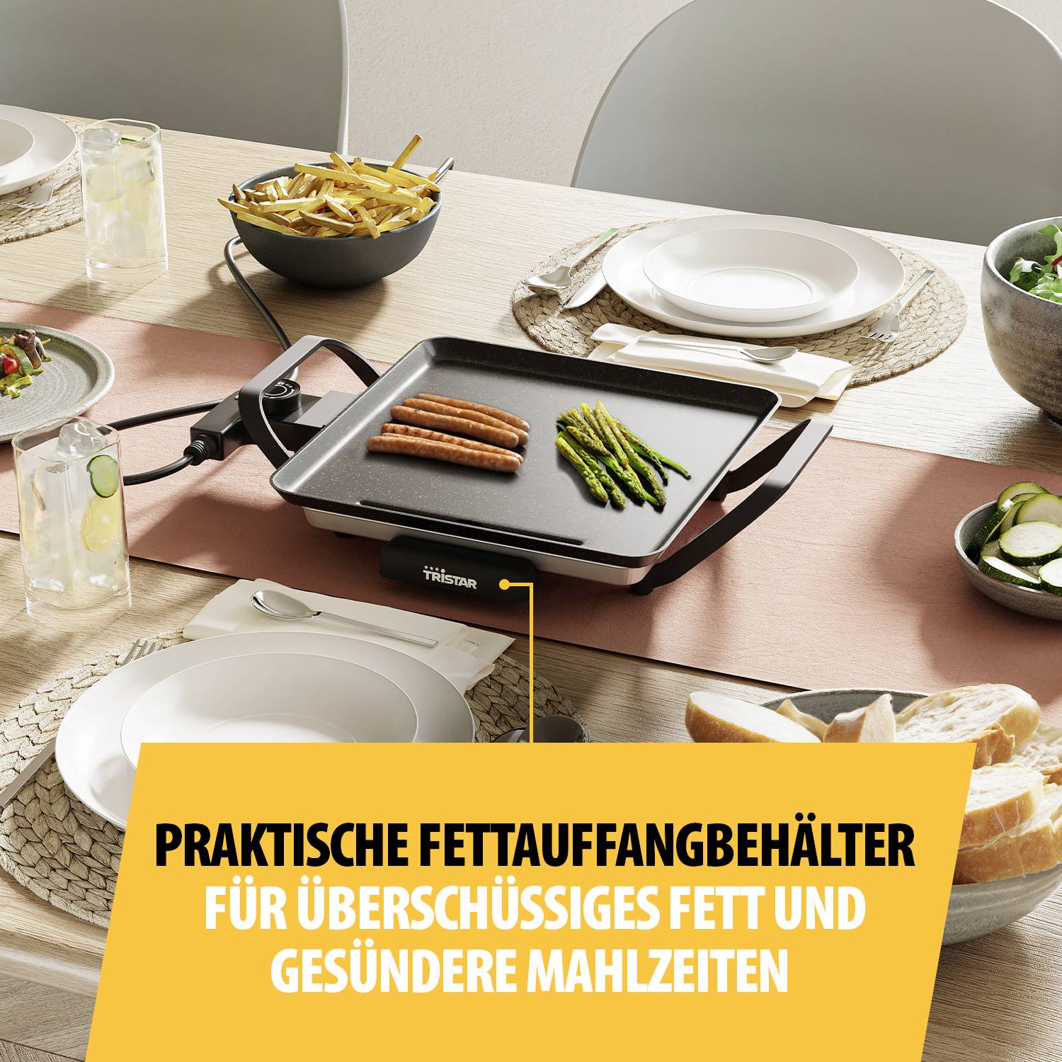 Eine Grillplatte mit Bratwürsten und Spargel, umgeben von Tellern, Pommes und Brot. Text: 'Praktische Fettauffangbehälter'.