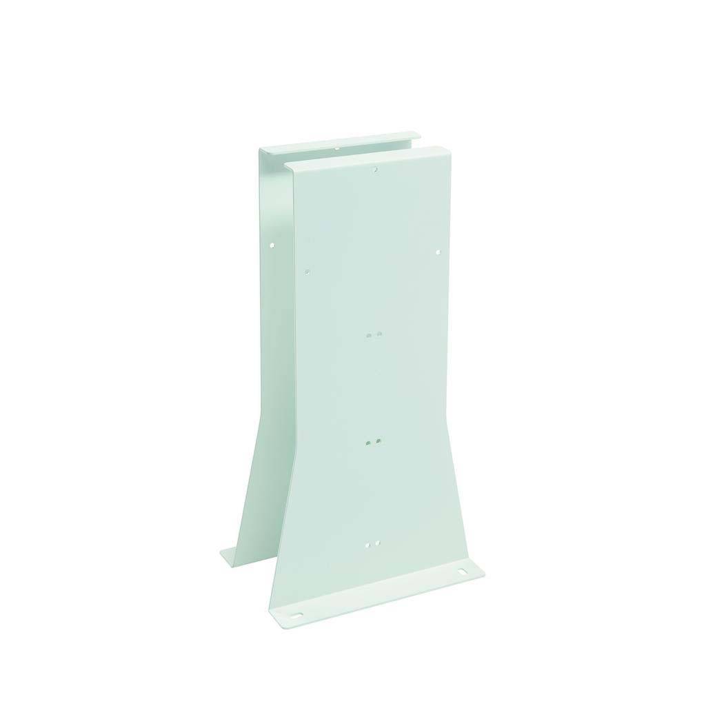 Ein metallischer Ständer oder Halter mit einer L-förmigen Struktur. Er hat Bohrungen für die Befestigung an einer Oberfläche.