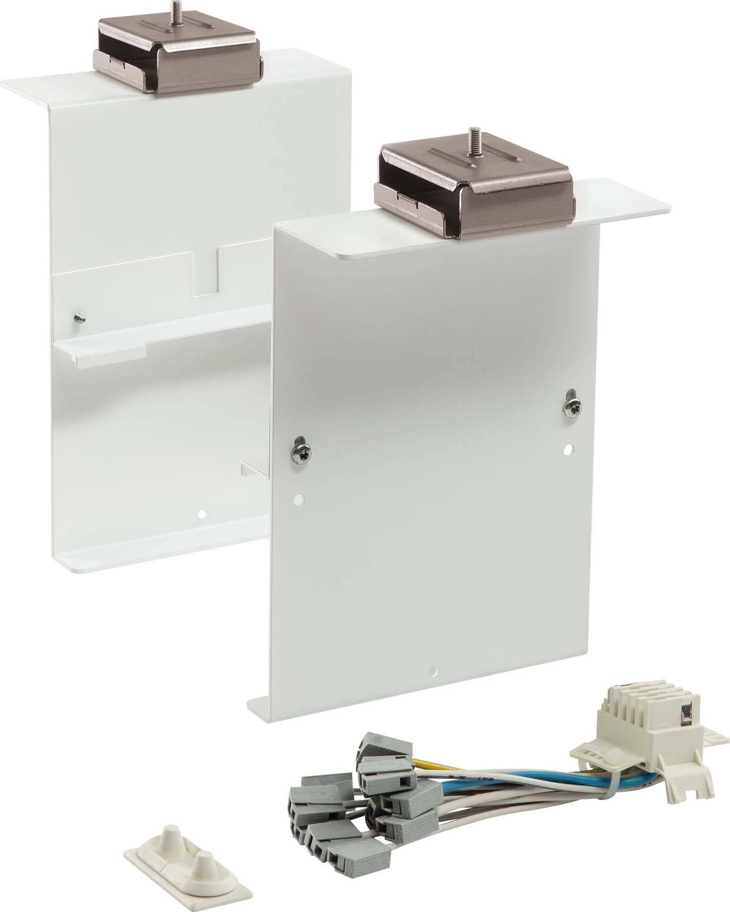 Zwei weiße Halterungen mit braunen Clips und beige Kabeln. Im Vordergrund ist ein Kabelbaum mit Steckern zu sehen.