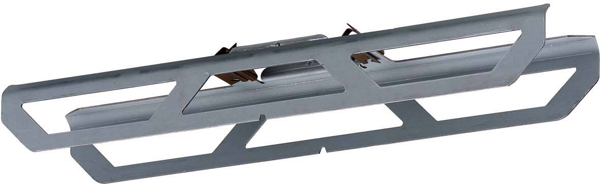 Metallisches Bauteil mit rechteckigen Ausschnitten und Mittelschiene. Einsatz in Konstruktionen oder als Befestigungselement.