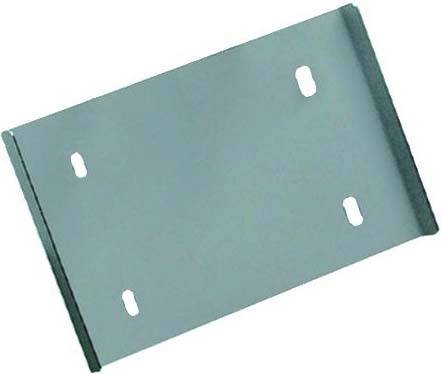 Ein rechteckiges Metallblech, grau, mit vier ovalen Löchern, gleichmäßig verteilt. Verwendet möglicherweise zur Befestigung.