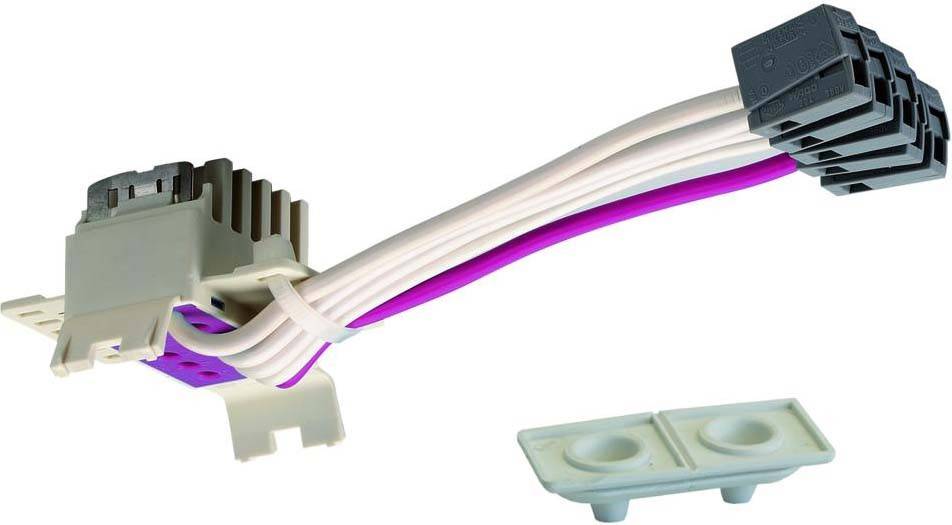 Ein elektrischer Kabelverbinder mit mehreren Anschlüssen und weißen sowie violetten Drähten, daneben ein rechteckiges, weißes Kunststoffteil.