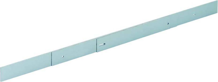 Ein langer, schlanker Metallstab mit kleinen Löchern und Einkerbungen entlang der Kante.