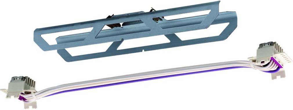 Kabelbaum mit zwei Steckern und Metallhalterung, vermutlich zur elektrischen Verbindung in elektronischen Geräten.