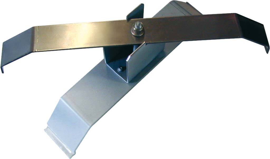 Metallischer Bodenanker zur Sicherung von Heizkörpern, bestehend aus zwei miteinander verbundenen metallischen Armen und einem Befestigungsbolzen.