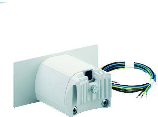 Ein elektrisches Gerät mit mehreren Kabeln. Hauptsächlich weiß, mit einer rechteckigen Platte und mehrfarbigen Kabeln auf der rechten Seite.