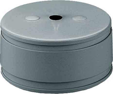 Graue, runde Metallbox mit einem Loch in der Mitte und zwei Erhebungen oben. Könnte als Behälter oder Abdeckung dienen.