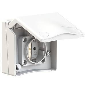 Elektrische Außensteckdose mit Schutzabdeckung, geöffnet. Schatten auf der linken Seite zeigt Tiefe. Abdeckung bietet Wetterschutz.